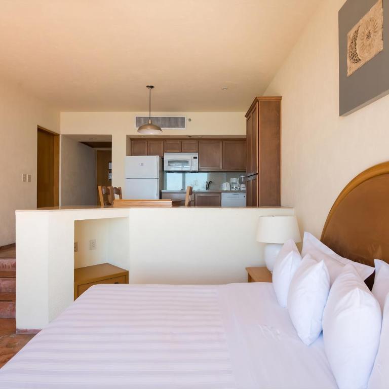 Club Regina Los Cabos - Studio with King Bed, Jacuzzi and Partial Ocean View - 5