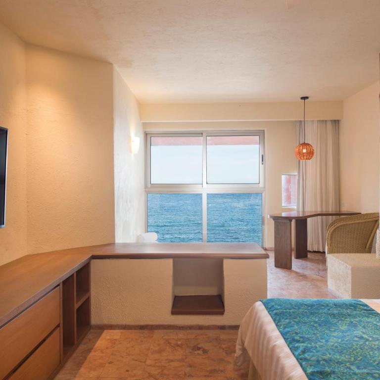 Club Regina Los Cabos - One-Bedroom King Suite with Jacuzzi, Terrace and Oceanfront View - 10