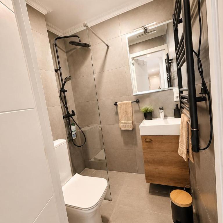 Apartamento full equipado moderno TRES Habitaciones cerca de la playa del cura - Three-Bedroom Apartment - 10