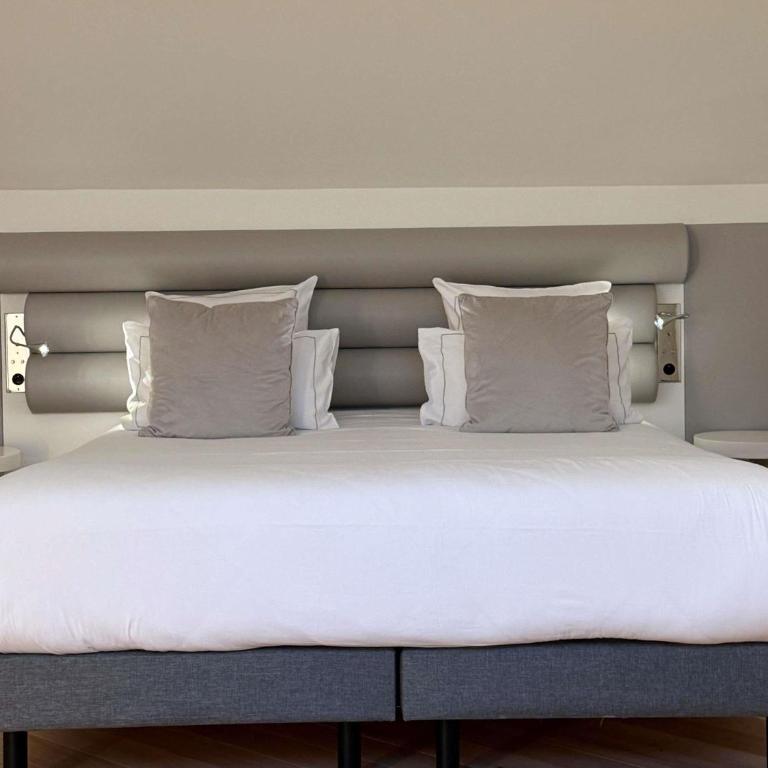 La Licorne Hotel & Spa Troyes - MGallery Collection - Suite Supérieure avec Lit King-Size et Canapé - 4