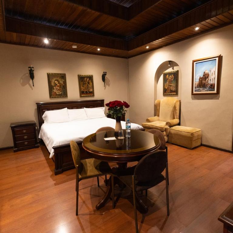 Hotel & Suites El Quijote - Deluxe King Room - 3