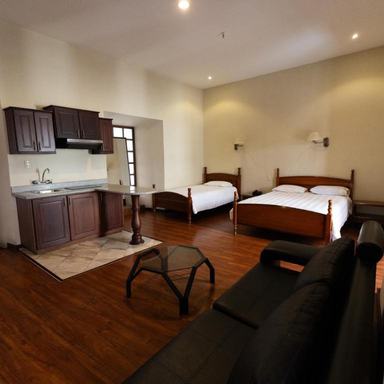 Hotel & Suites El Quijote - Suite with Balcony - 4