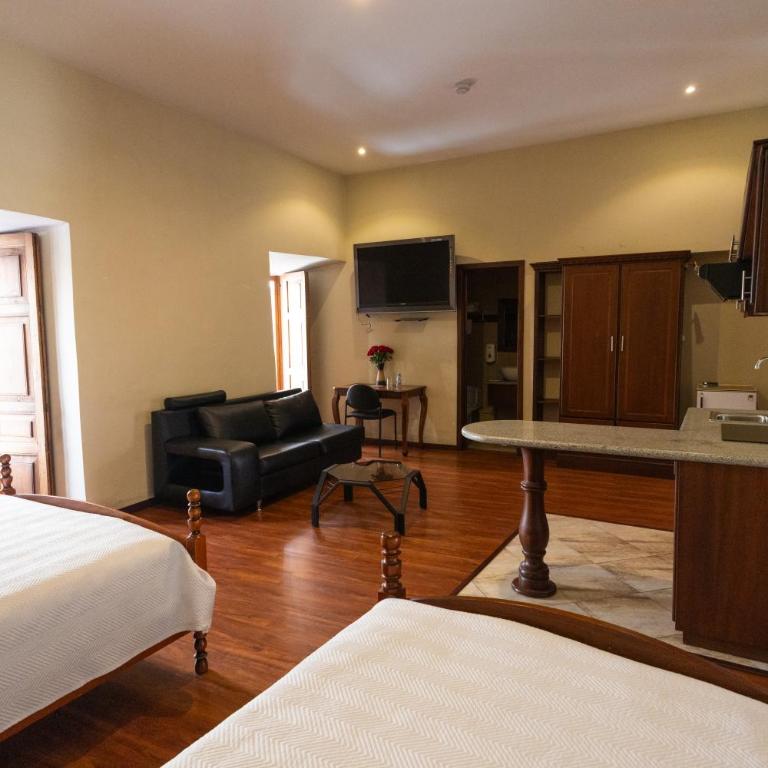 Hotel & Suites El Quijote - Suite with Balcony - 1