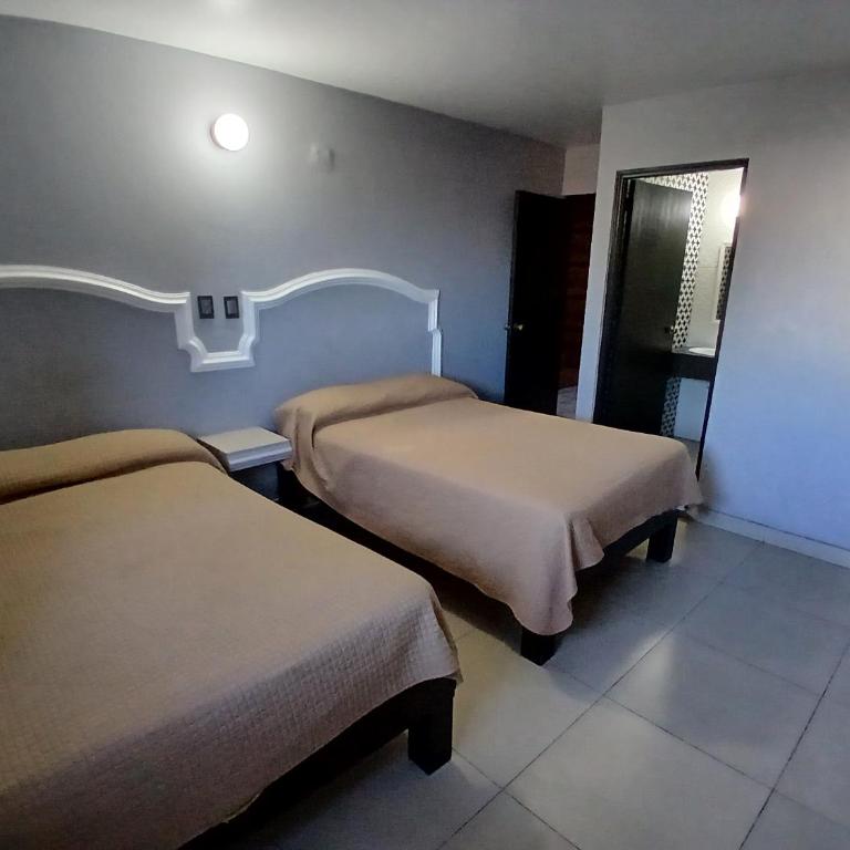 Hotel Santa María - Habitación Doble Estándar con 2 camas grandes - 3