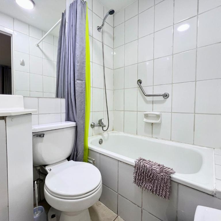 Apartments Zenteno - Family Room with Bath - 11