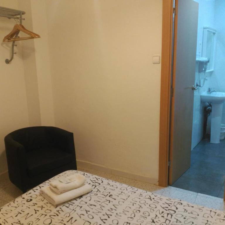 Hostal River - Economy Double Room with Private Bathroom - 3
