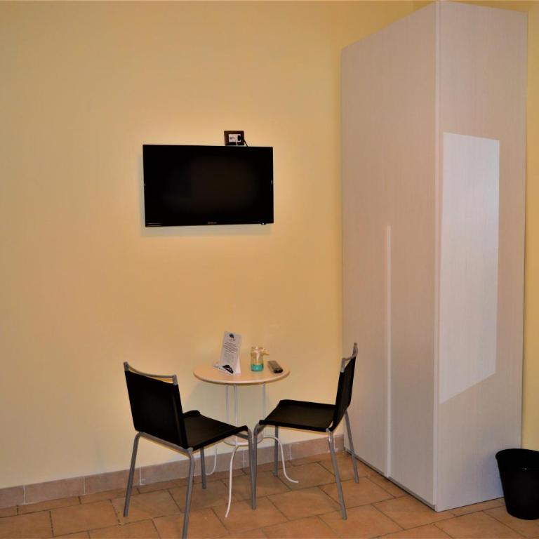 Napoli Station B&B - Camera Doppia con Letti Singoli con Bagno Privato Esterno - 2