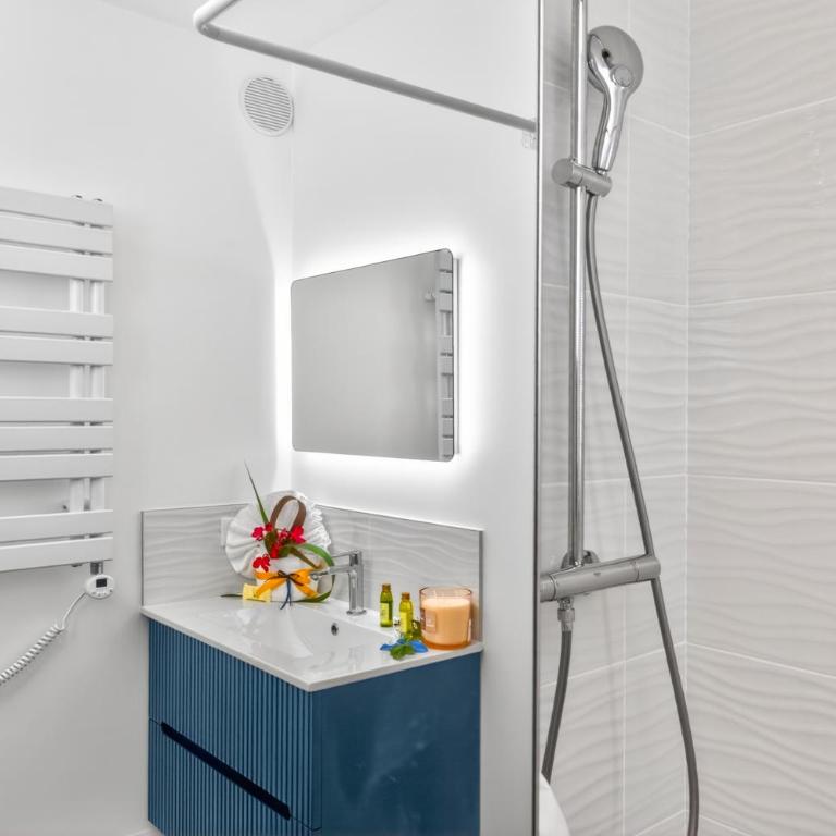 BOYER - Somptueux 3 pièces Carré d'Or Menton Parking privé - Two-Bedroom Deluxe Apartment with Balcony - 36