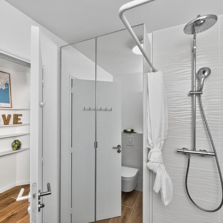 BOYER - Somptueux 3 pièces Carré d'Or Menton Parking privé - Two-Bedroom Deluxe Apartment with Balcony - 41