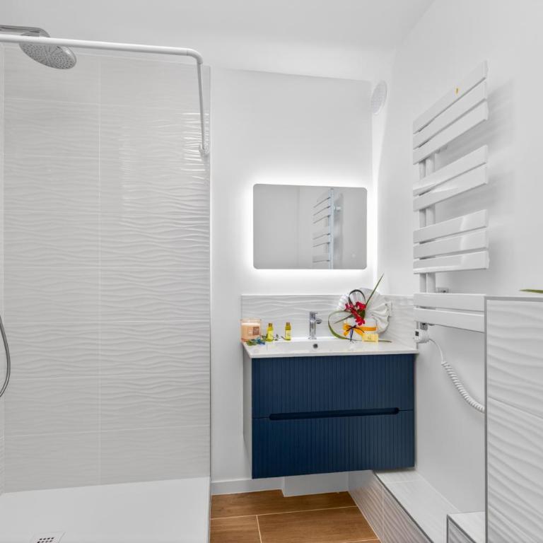 BOYER - Somptueux 3 pièces Carré d'Or Menton Parking privé - Two-Bedroom Deluxe Apartment with Balcony - 53