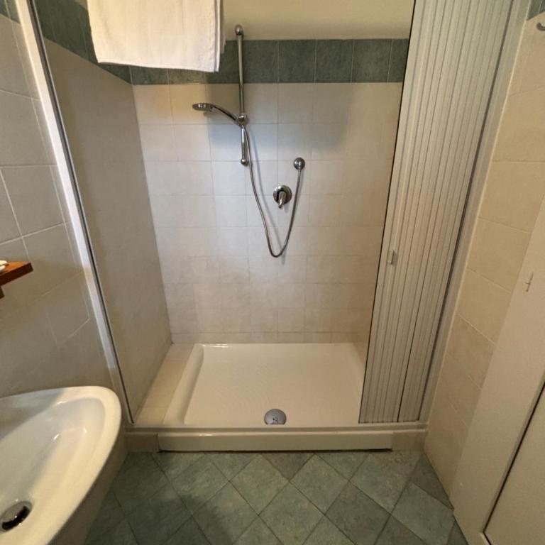 Hotel Dream - Camera Familiare con Bagno Privato - 1