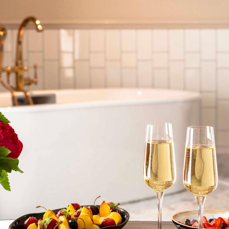 Sofitel Le Scribe Paris Opera - Suite Lune de Miel avec Lit Rond, Baignoire et Coin Salon - Vue sur Grand Boulevard - 2