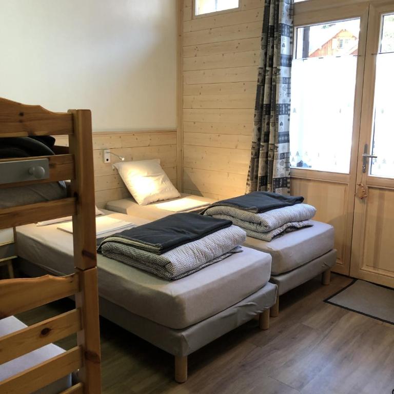 Alpenrose Chamonix - Quadruple Room with Private Bathroom - 1