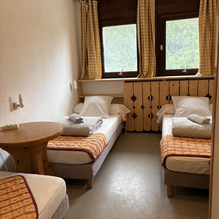 Alpenrose Chamonix - Economy Triple Room with Shared Bathroom - 3