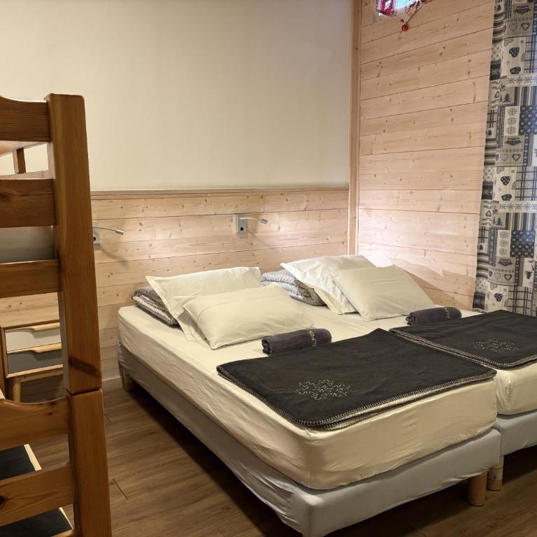 Alpenrose Chamonix - Quadruple Room with Private Bathroom - 4