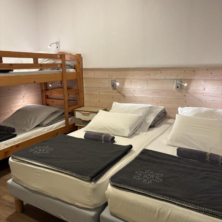 Alpenrose Chamonix - Quadruple Room with Private Bathroom - 5