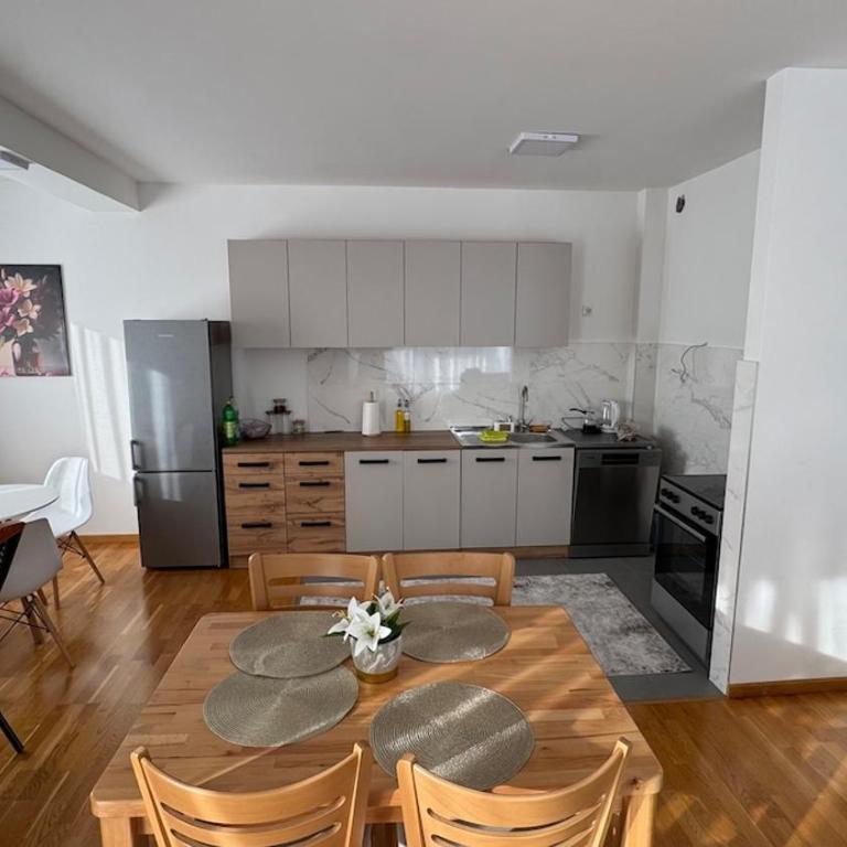 Sarajevo Apartment place4you - Two-Bedroom Apartment with Balcony and Terrace - 31