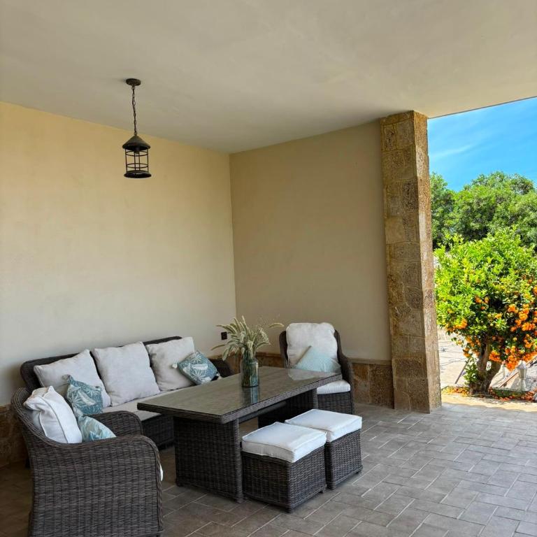 AMPLIO CHALET CON PISCINA y JARDÍN PRIVADO EN EL CORAZÓN DE LA BAHÍA DE CÁDIZ - Casa de 3 dormitorios - 2