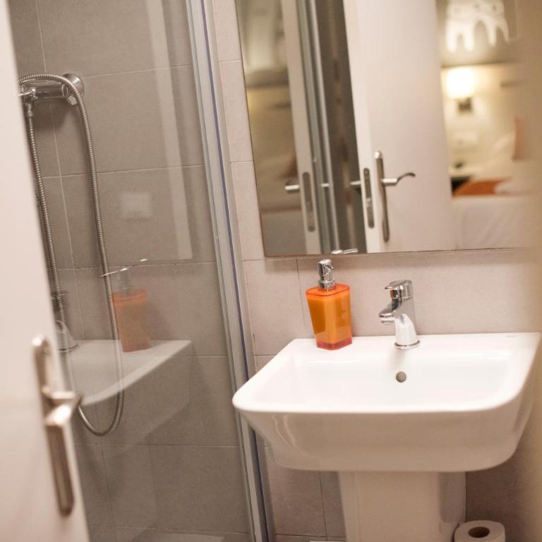 Hostal Live Barcelona - Double or Twin Room - 14