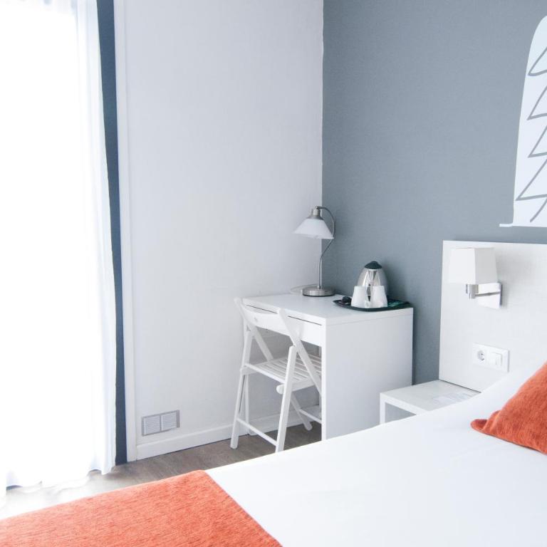Hostal Live Barcelona - Double or Twin Room - 19