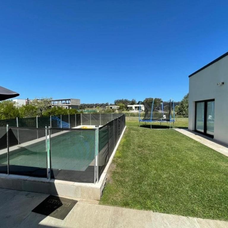 Arenas del Sur pileta climatizada una planta - Three-Bedroom House - 7