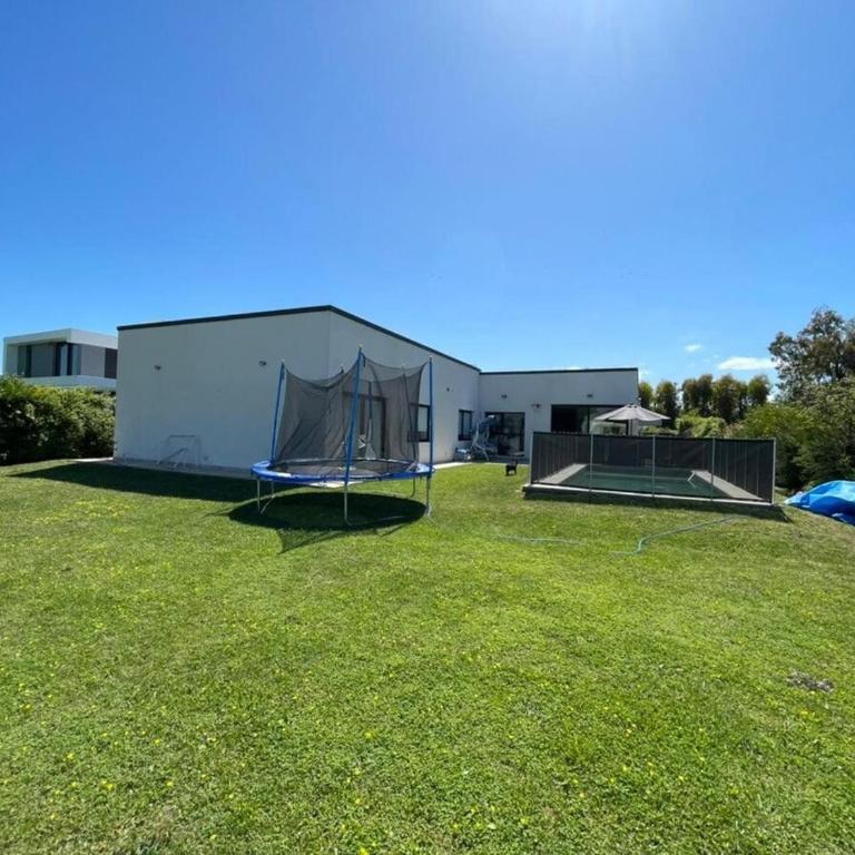 Arenas del Sur pileta climatizada una planta - Three-Bedroom House - 15