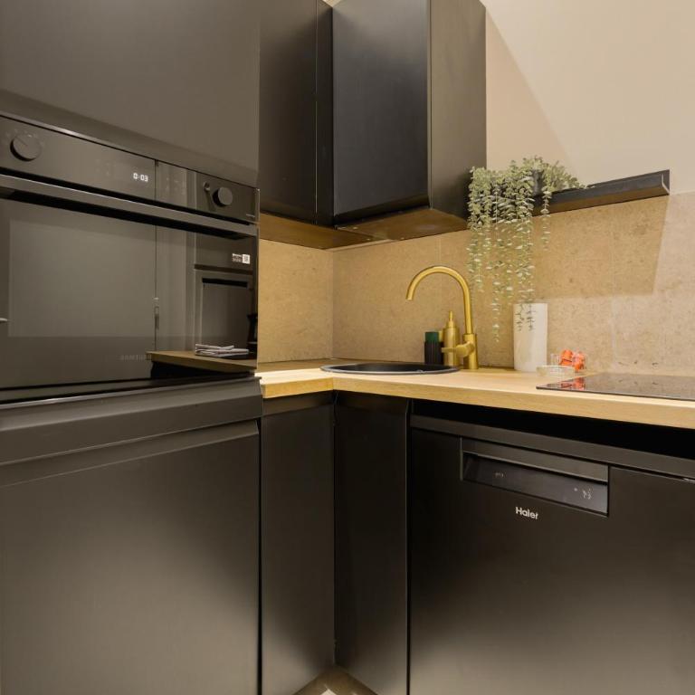 Champs-Élysées Studio with Air Conditioning 4 people - One-Bedroom Apartment - 9