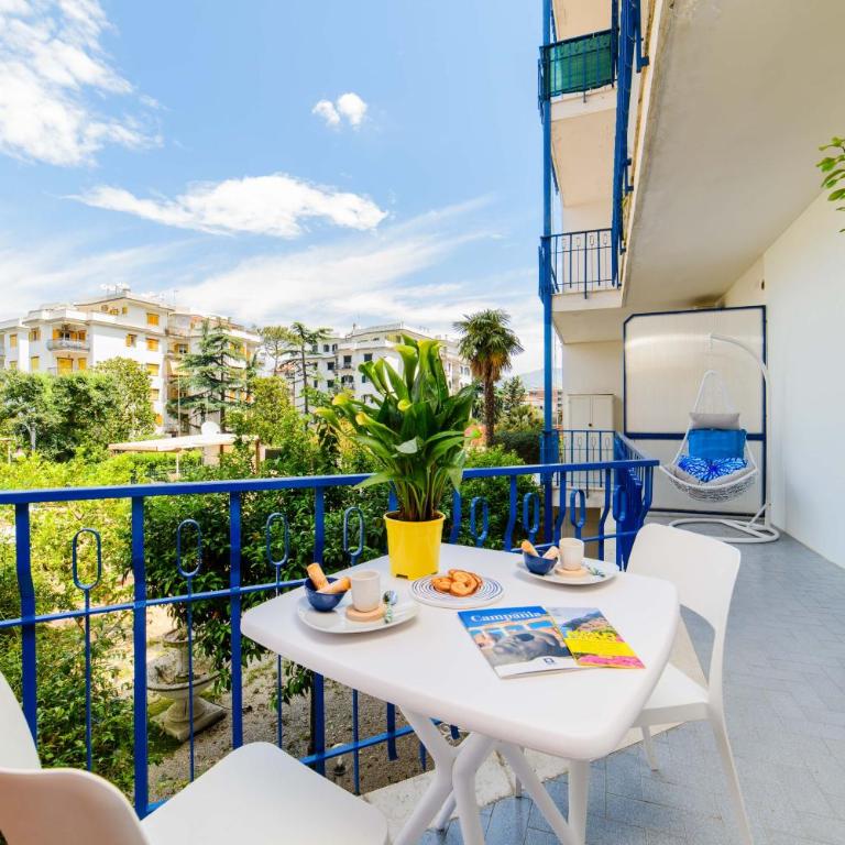 Ops Apartment right in the centre of Sorrento - Appartamento Deluxe con 2 Camere da Letto e Vista Giardino - 1