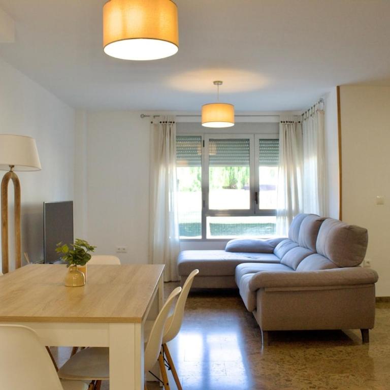 Spacious house in El Campello with a terrace and pool - Casa de 3 dormitorios - 1