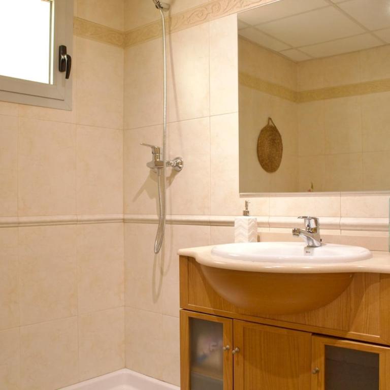 Spacious house in El Campello with a terrace and pool - Casa de 3 dormitorios - 2