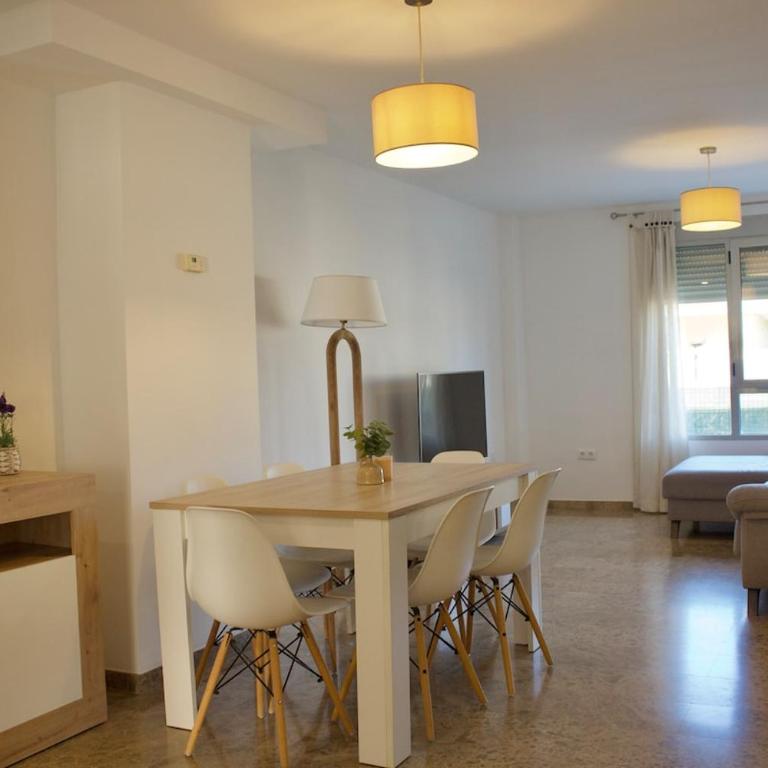 Spacious house in El Campello with a terrace and pool - Casa de 3 dormitorios - 16