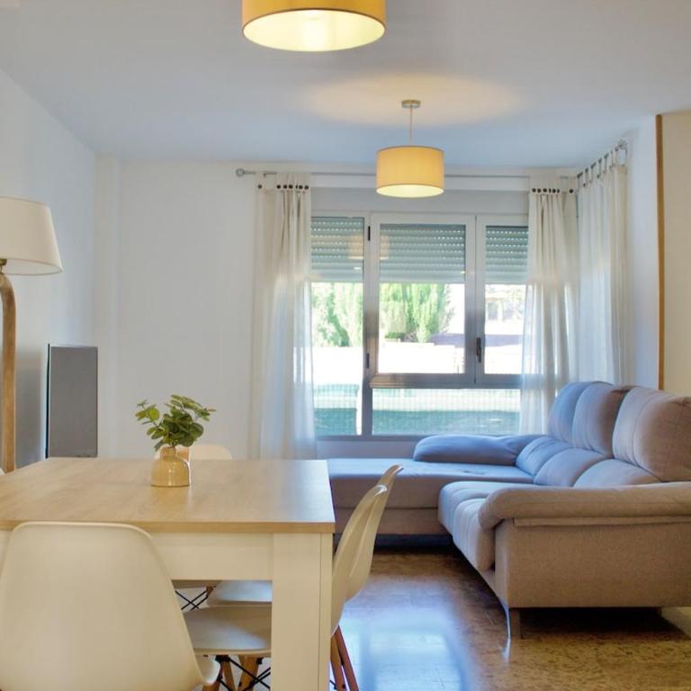 Spacious house in El Campello with a terrace and pool - Casa de 3 dormitorios - 18