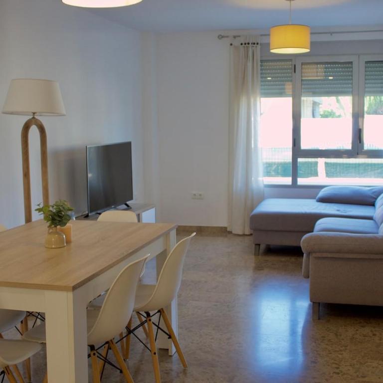 Spacious house in El Campello with a terrace and pool - Casa de 3 dormitorios - 28