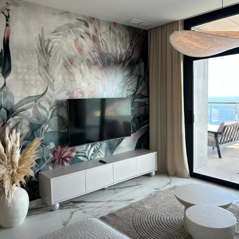 Sunset Sailors High Floor Apartment by Leo Apartments - Three-Bedroom Premium Apartment with Balcony - 16