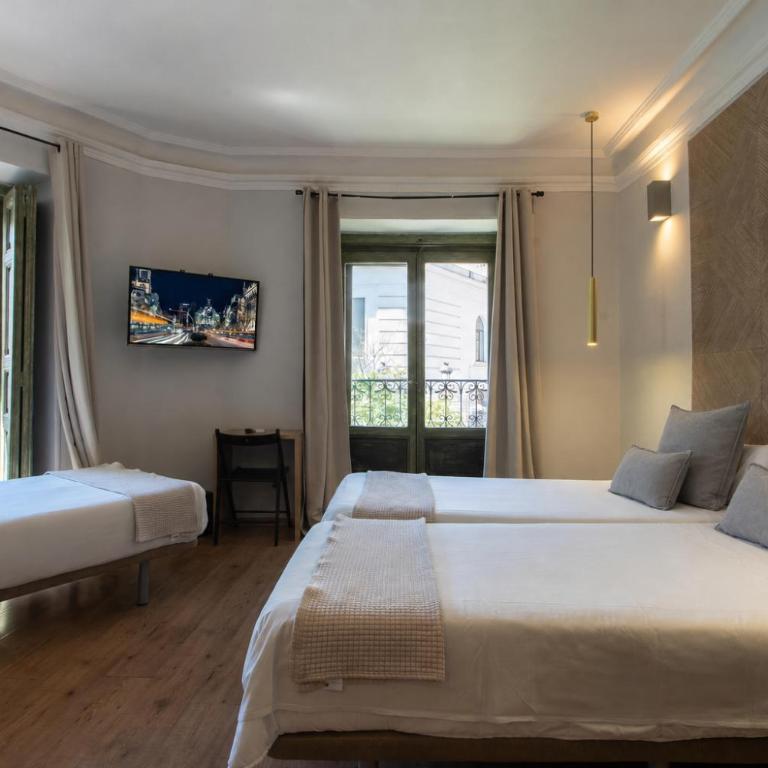 AbraCadabra Suites - Chambre Triple avec Salle de Bains Commune et Balcon - 14