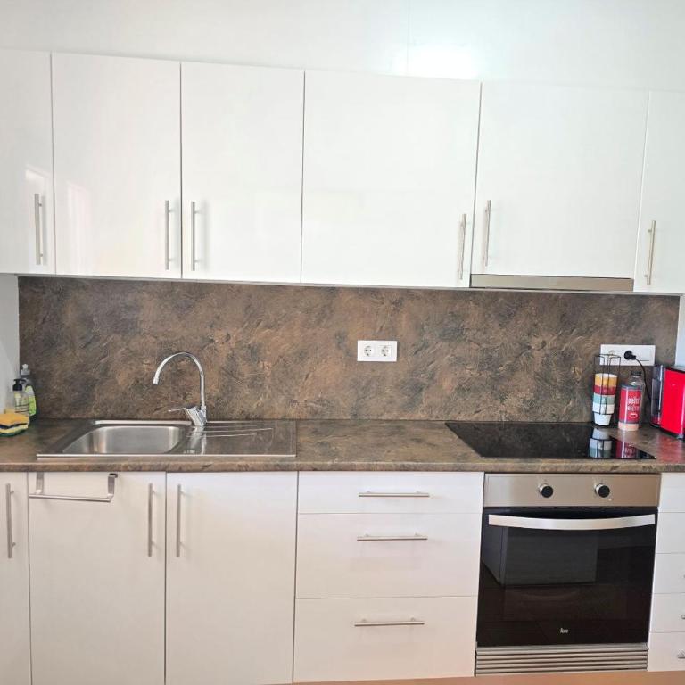 3-Bedroom Family Apartment Beach & Restaurants - Three-Bedroom Apartment - 9