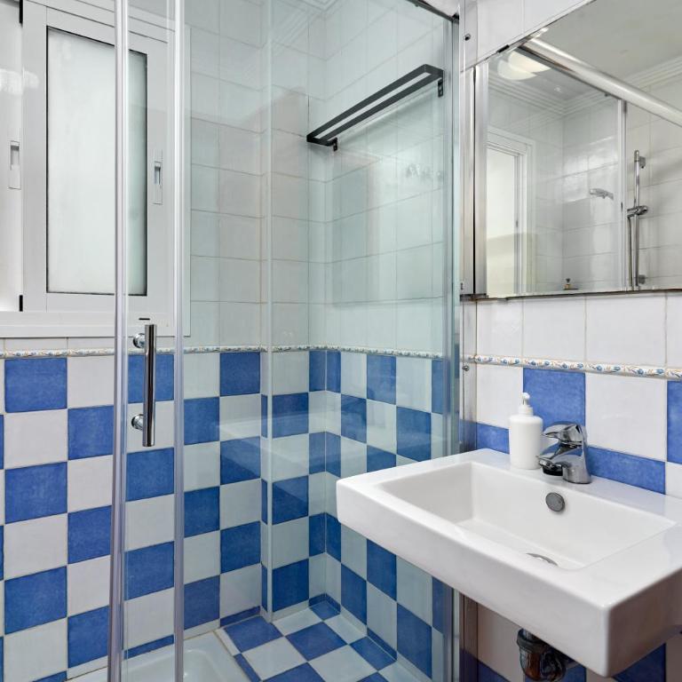 Apartamentos Nerjaluna - Two-Bedroom Deluxe Apartment with Balcony - 13