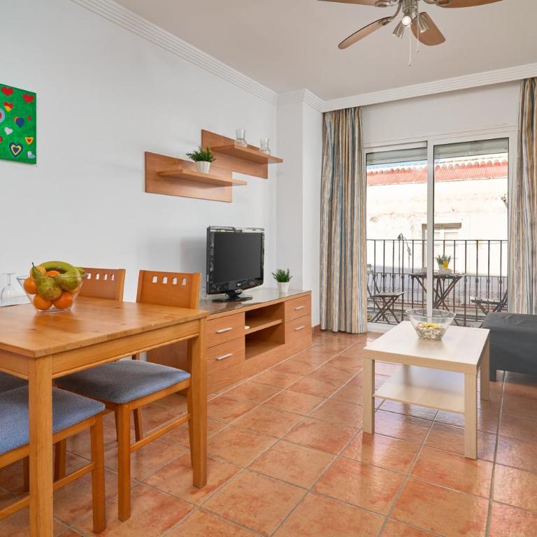 Apartamentos Nerjaluna - Two-Bedroom Deluxe Apartment with Balcony - 4