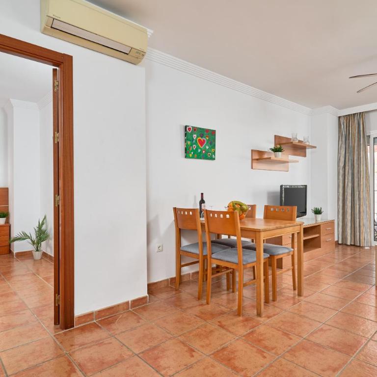 Apartamentos Nerjaluna - Two-Bedroom Deluxe Apartment with Balcony - 7