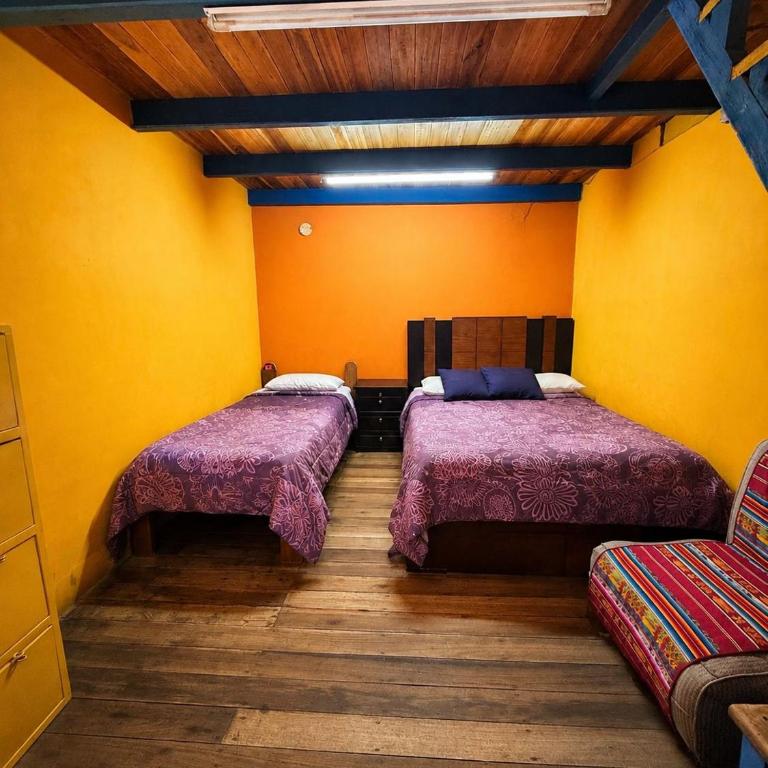 Hostal Café Tiana - Family Room with Shared Bathroom - 2