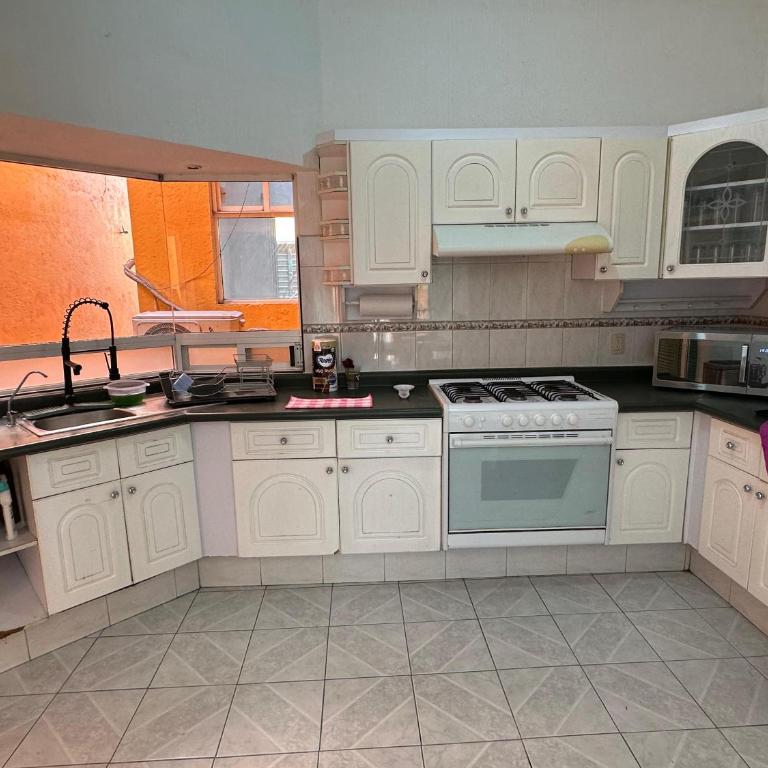 Relu verde y sol - One-Bedroom House - 1