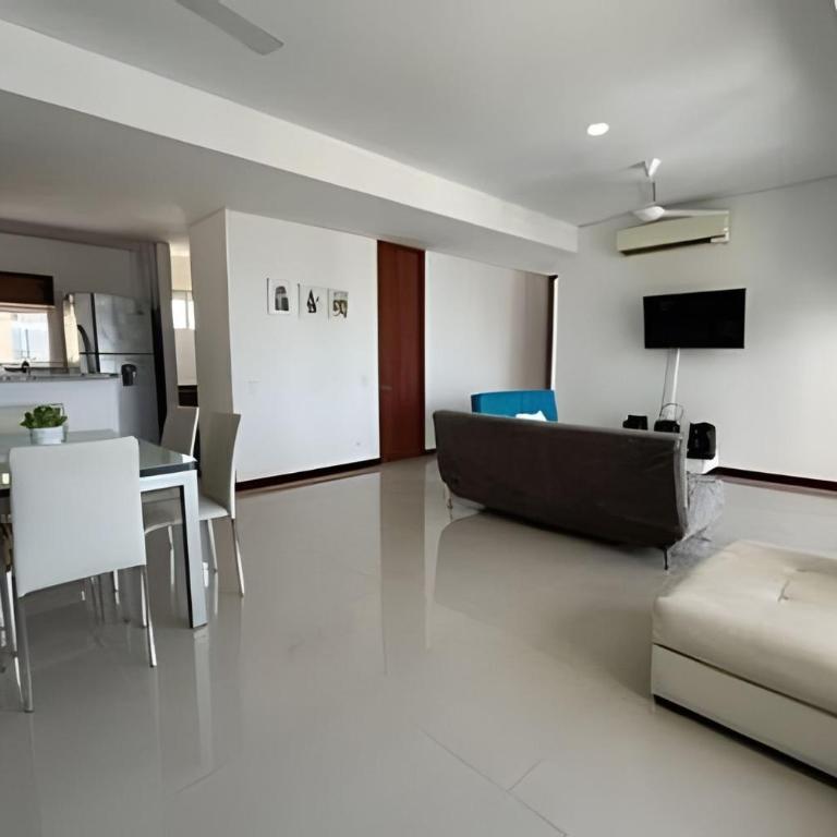 Zazue by Colproperty Management - Two-Bedroom Apartment with Balcony - 20