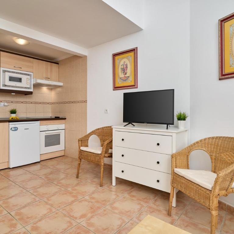 Apartamentos Nerjaluna - One-Bedroom Apartment with Garden View - 3