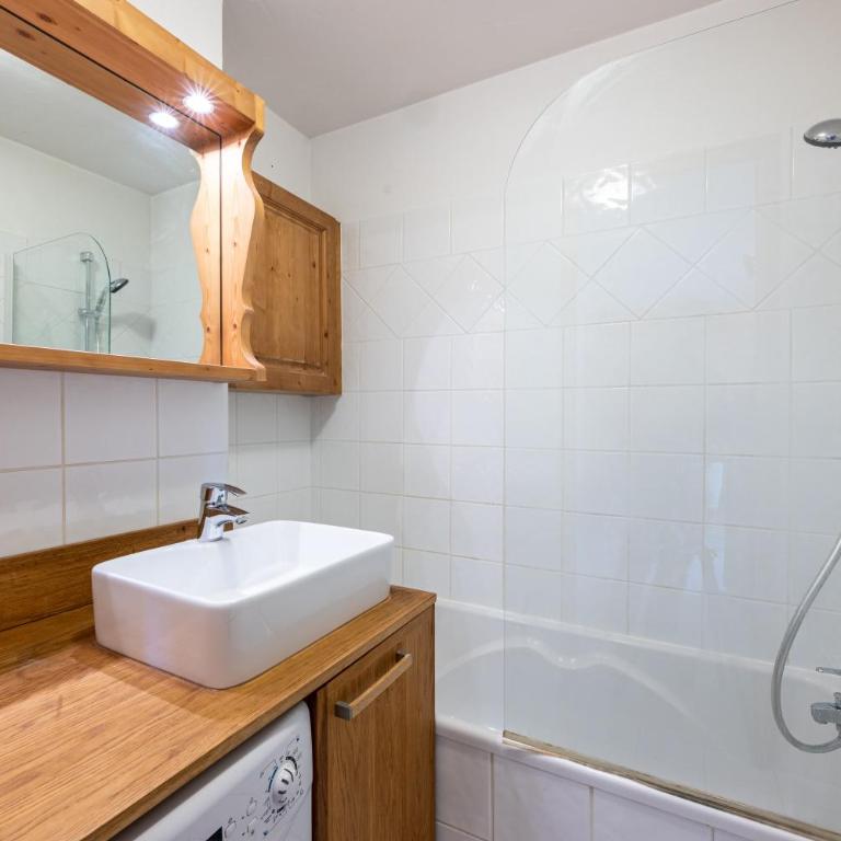 La Saulire - Two-Bedroom Deluxe Apartment with Garden View - 13