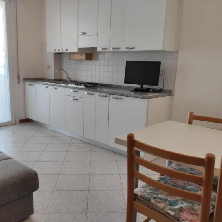 Cozy coastal flat with balcony in central Lignano - Apartment - 6