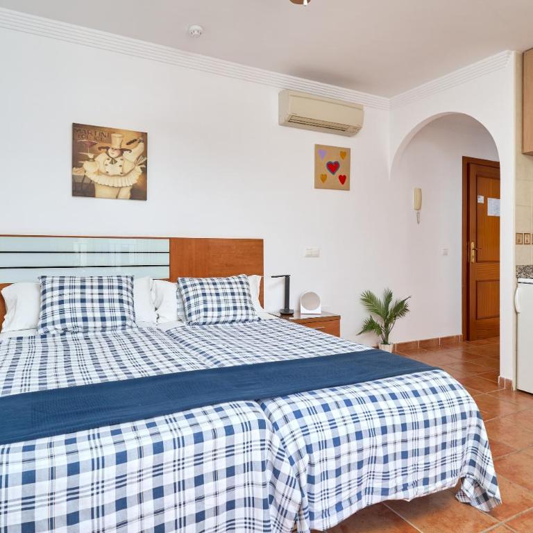 Apartamentos Nerjaluna - Studio with Terrace - 8