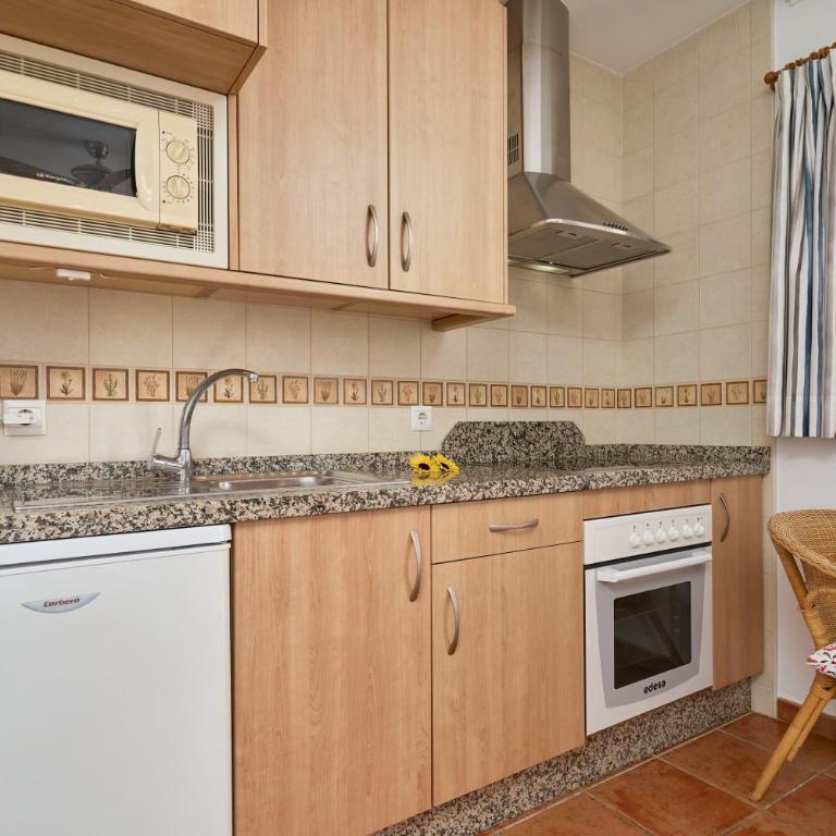 Apartamentos Nerjaluna - Studio with Terrace - 4