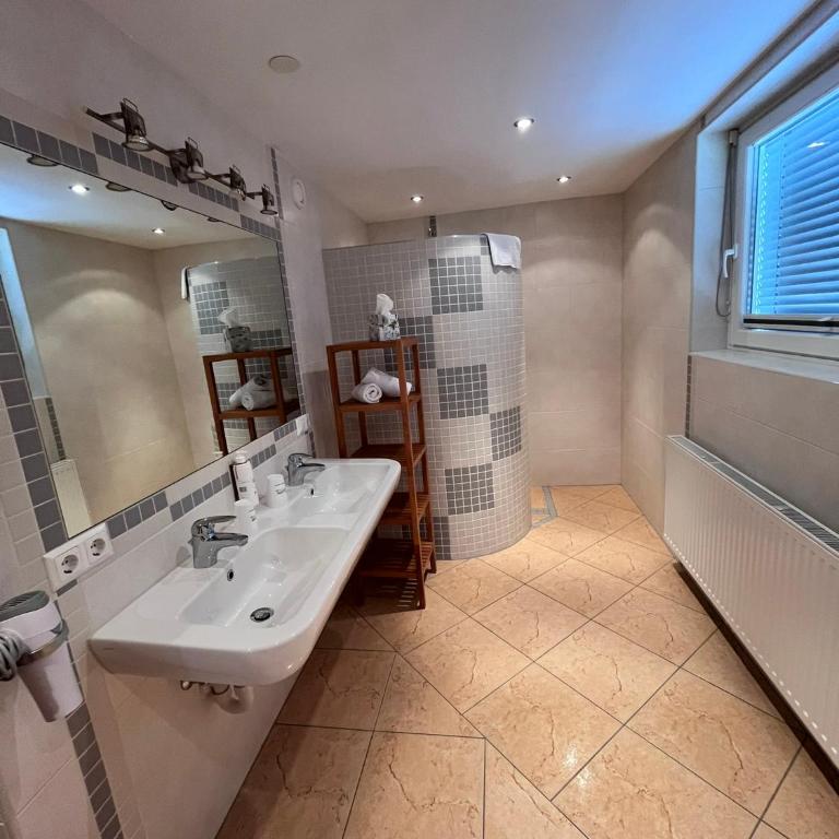 Frühstücks-Radpension Taurer-Thoman - Familiensuite mit Balkon - 9