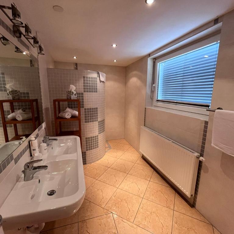 Frühstücks-Radpension Taurer-Thoman - Familiensuite mit Balkon - 12