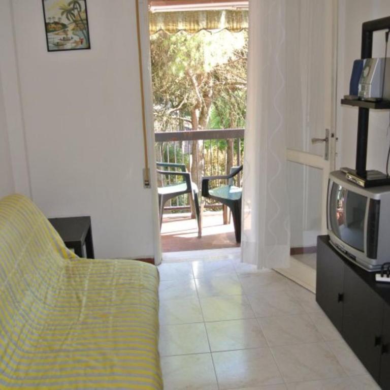 Beachside flat with balcony in a great area - Apartment - 2
